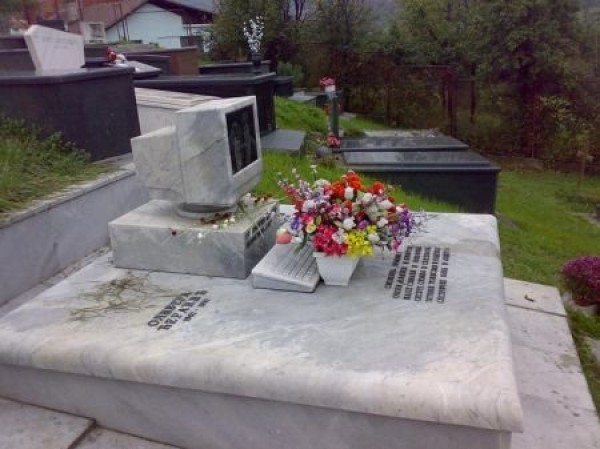 Funny Epitaphs and Humorous Tombstones (32)