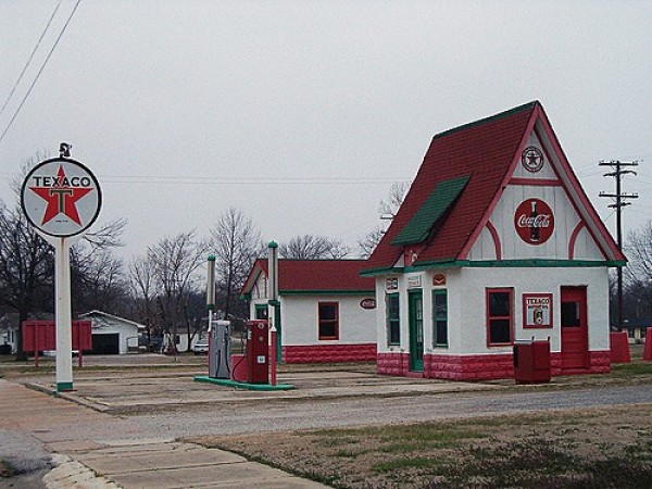 Strangest Gas Stations (5)