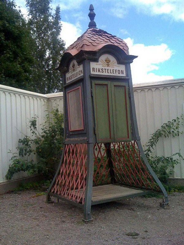 Ten Weirdest Public Phone Booths (10)