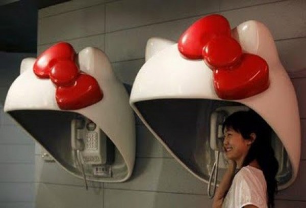 Ten Weirdest Public Phone Booths (5)