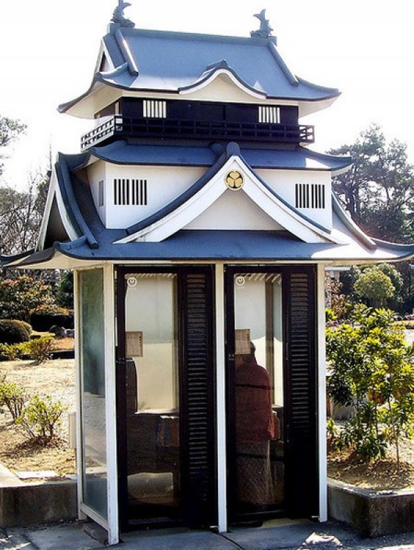 Ten Weirdest Public Phone Booths (7)