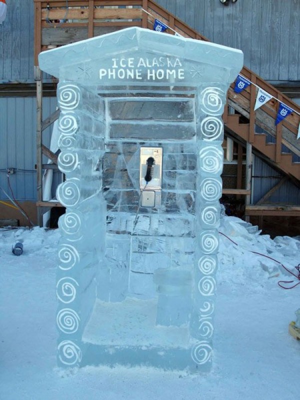 Ten Weirdest Public Phone Booths (8)