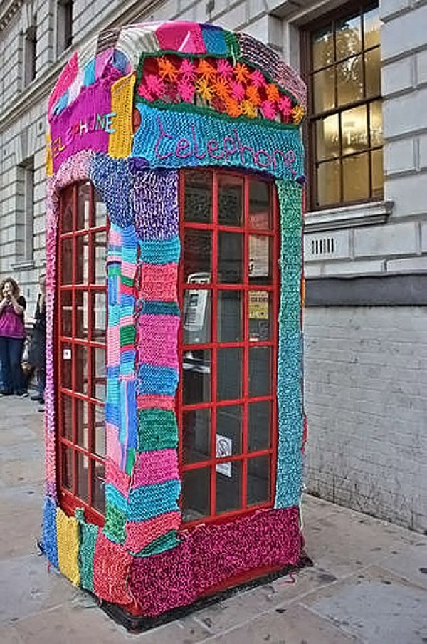 Ten Weirdest Public Phone Booths (9)