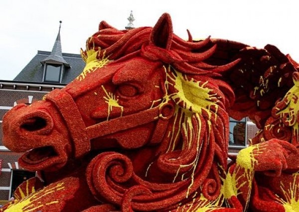 Gigantic Flower Sculpture Festival in Holland (11)