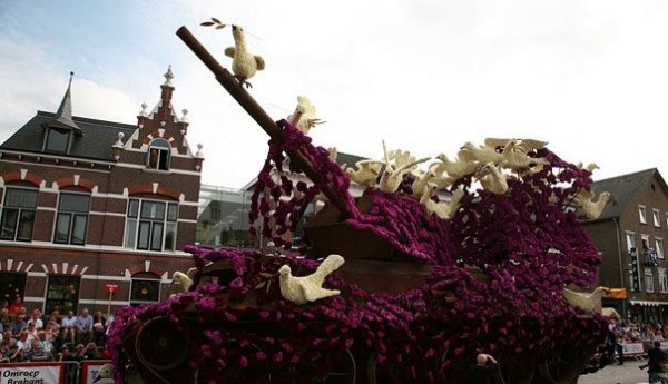 Gigantic Flower Sculpture Festival in Holland (12)