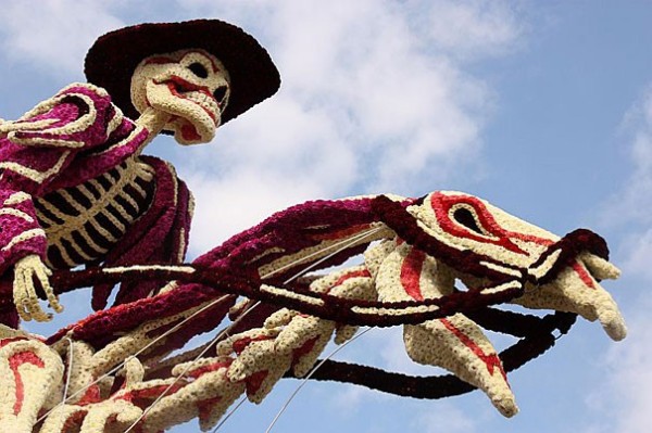 Gigantic Flower Sculpture Festival in Holland (13)