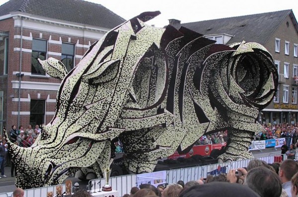 Gigantic Flower Sculpture Festival in Holland (4)