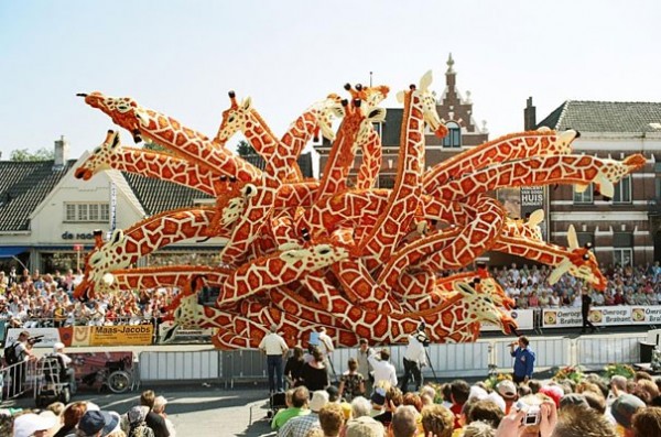 Gigantic Flower Sculpture Festival in Holland (6)