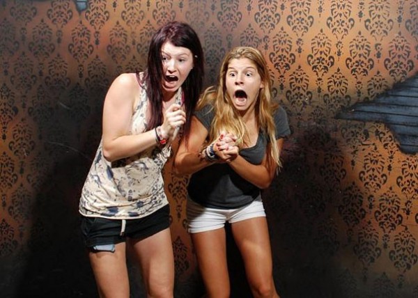 Hilariously Terrified People from a Haunted House (4)
