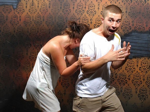 Hilariously Terrified People from a Haunted House (6)