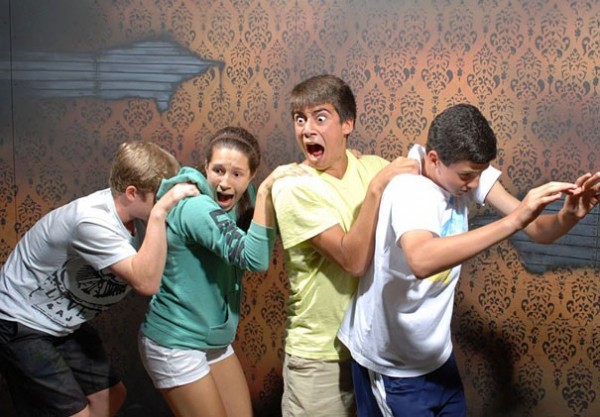 Hilariously Terrified People from a Haunted House (8)
